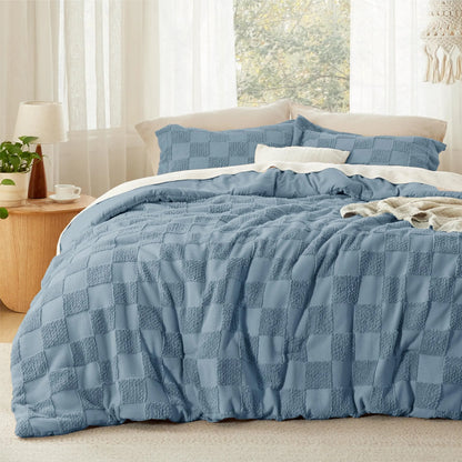 Bohemian Quilted 3-Piece Bedding Set with a soft, breathable comforter and two matching pillowcases.