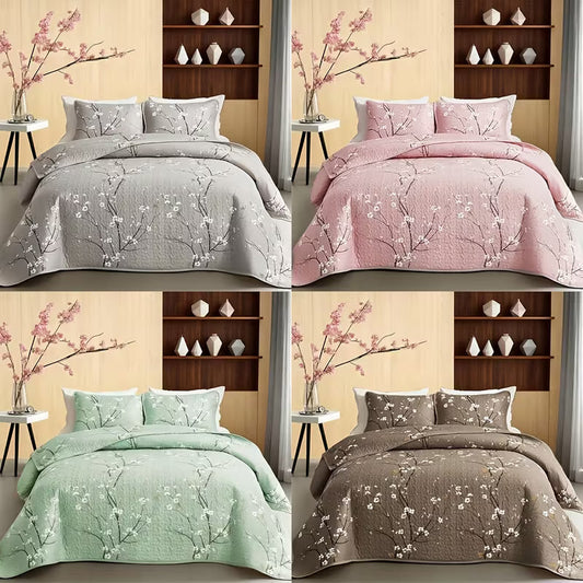 This 3-piece multi-colored quilted comforter set features tree branches and plum blossoms, including one quilted comforter and half a pillowcase. It is soft, breathable, and comfortable.